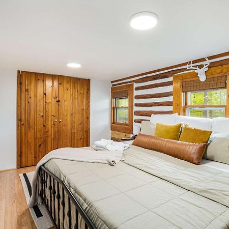 Modernized Log Cabin W Hot Tub Fire Pit & Views เบิร์กลีย์สปริงส์ ภายนอก รูปภาพ