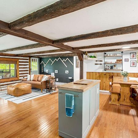 Modernized Log Cabin W Hot Tub Fire Pit & Views เบิร์กลีย์สปริงส์ ภายนอก รูปภาพ