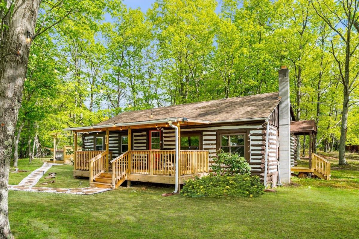 Modernized Log Cabin W Hot Tub Fire Pit & Views เบิร์กลีย์สปริงส์ ภายนอก รูปภาพ