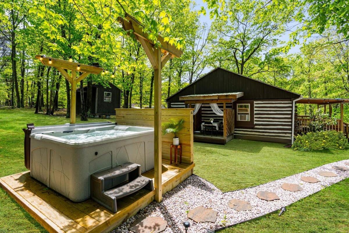 Modernized Log Cabin W Hot Tub Fire Pit & Views เบิร์กลีย์สปริงส์ ภายนอก รูปภาพ