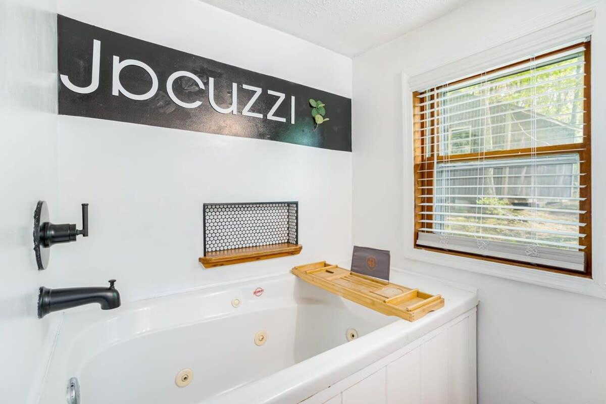 Modernized Log Cabin W Hot Tub Fire Pit & Views เบิร์กลีย์สปริงส์ ภายนอก รูปภาพ