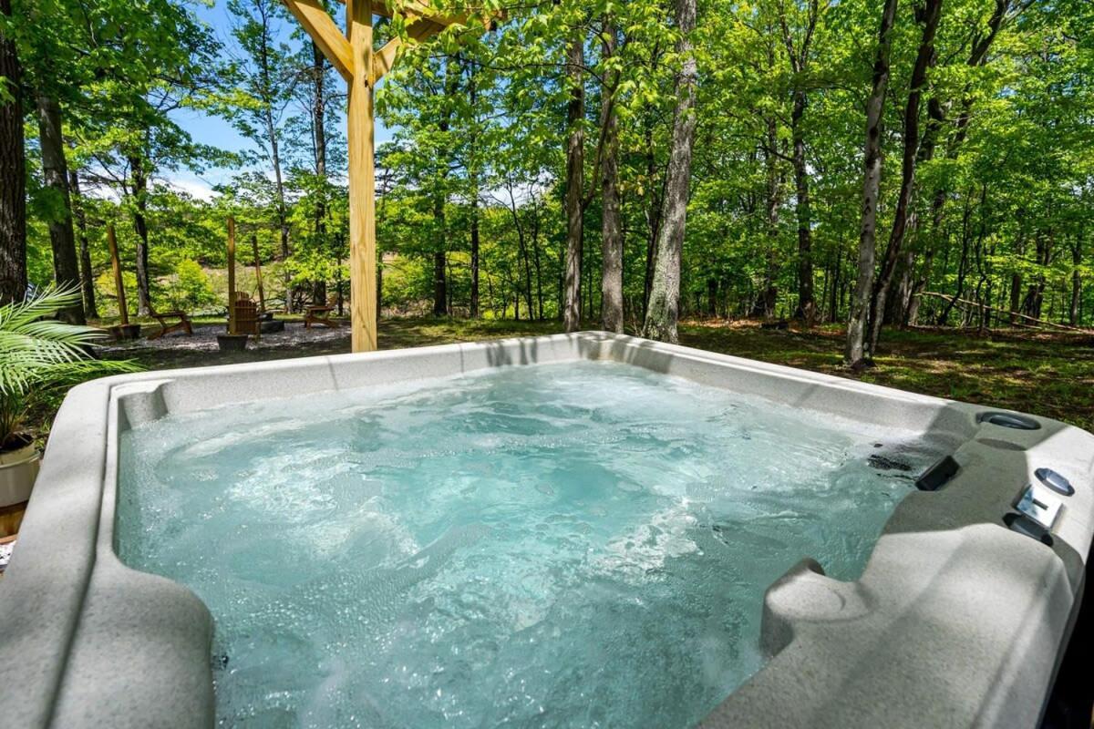Modernized Log Cabin W Hot Tub Fire Pit & Views เบิร์กลีย์สปริงส์ ภายนอก รูปภาพ