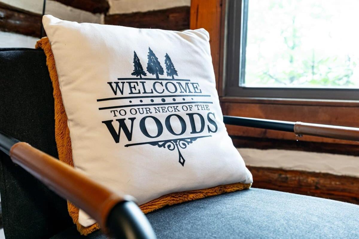 Modernized Log Cabin W Hot Tub Fire Pit & Views เบิร์กลีย์สปริงส์ ภายนอก รูปภาพ
