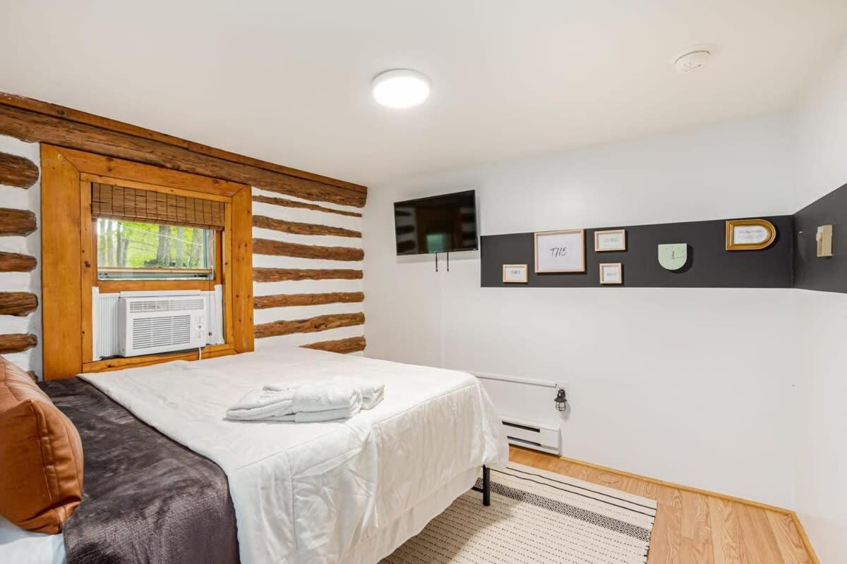 Modernized Log Cabin W Hot Tub Fire Pit & Views เบิร์กลีย์สปริงส์ ภายนอก รูปภาพ