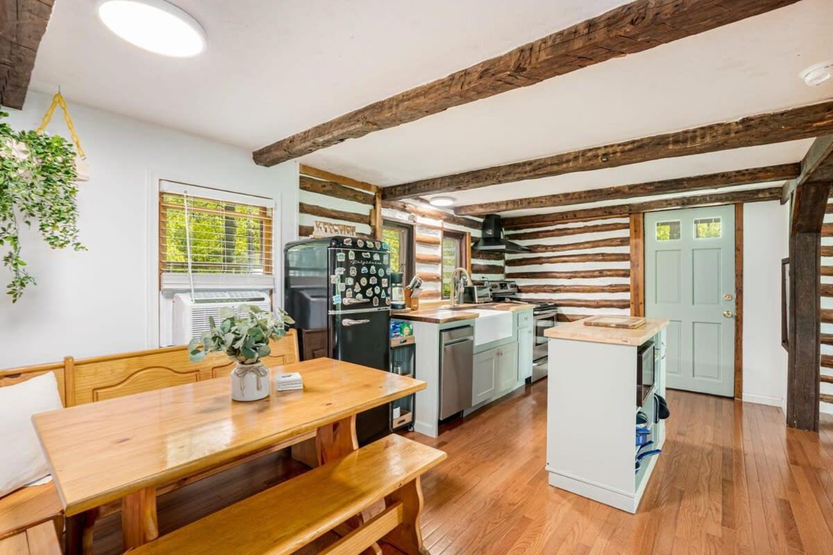 Modernized Log Cabin W Hot Tub Fire Pit & Views เบิร์กลีย์สปริงส์ ภายนอก รูปภาพ