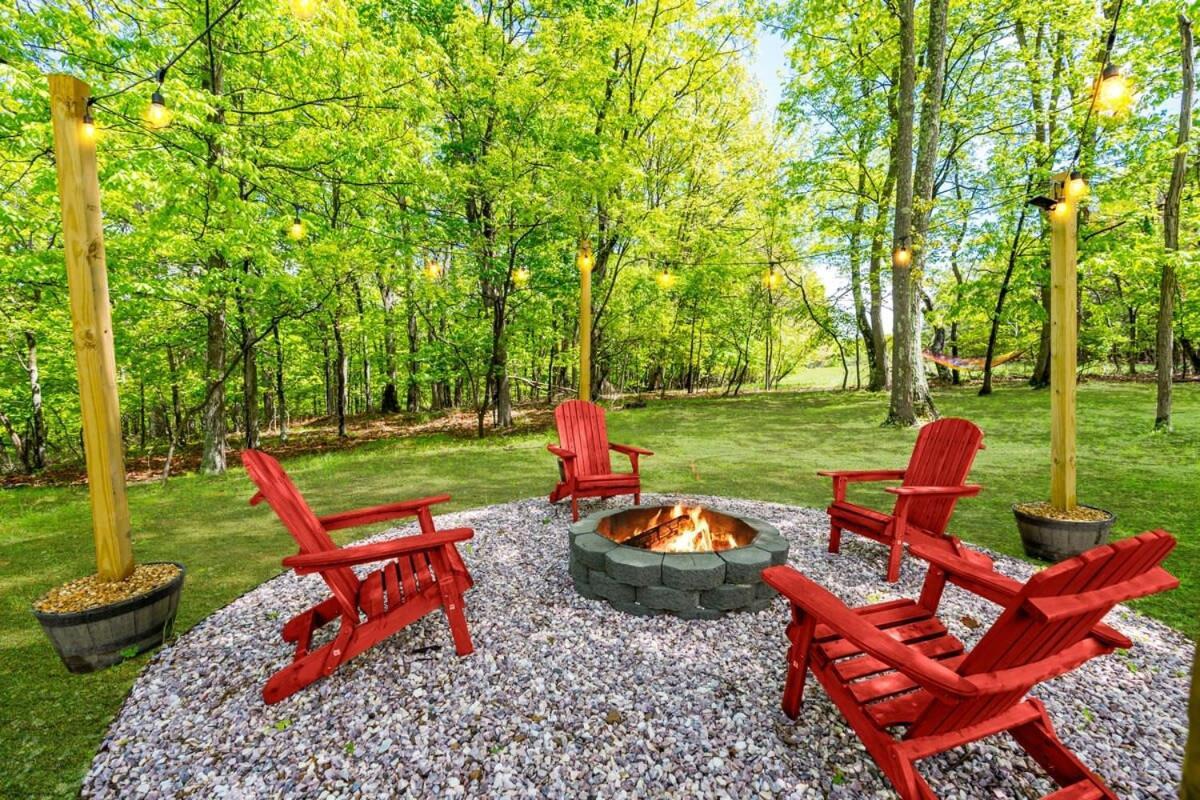 Modernized Log Cabin W Hot Tub Fire Pit & Views เบิร์กลีย์สปริงส์ ภายนอก รูปภาพ