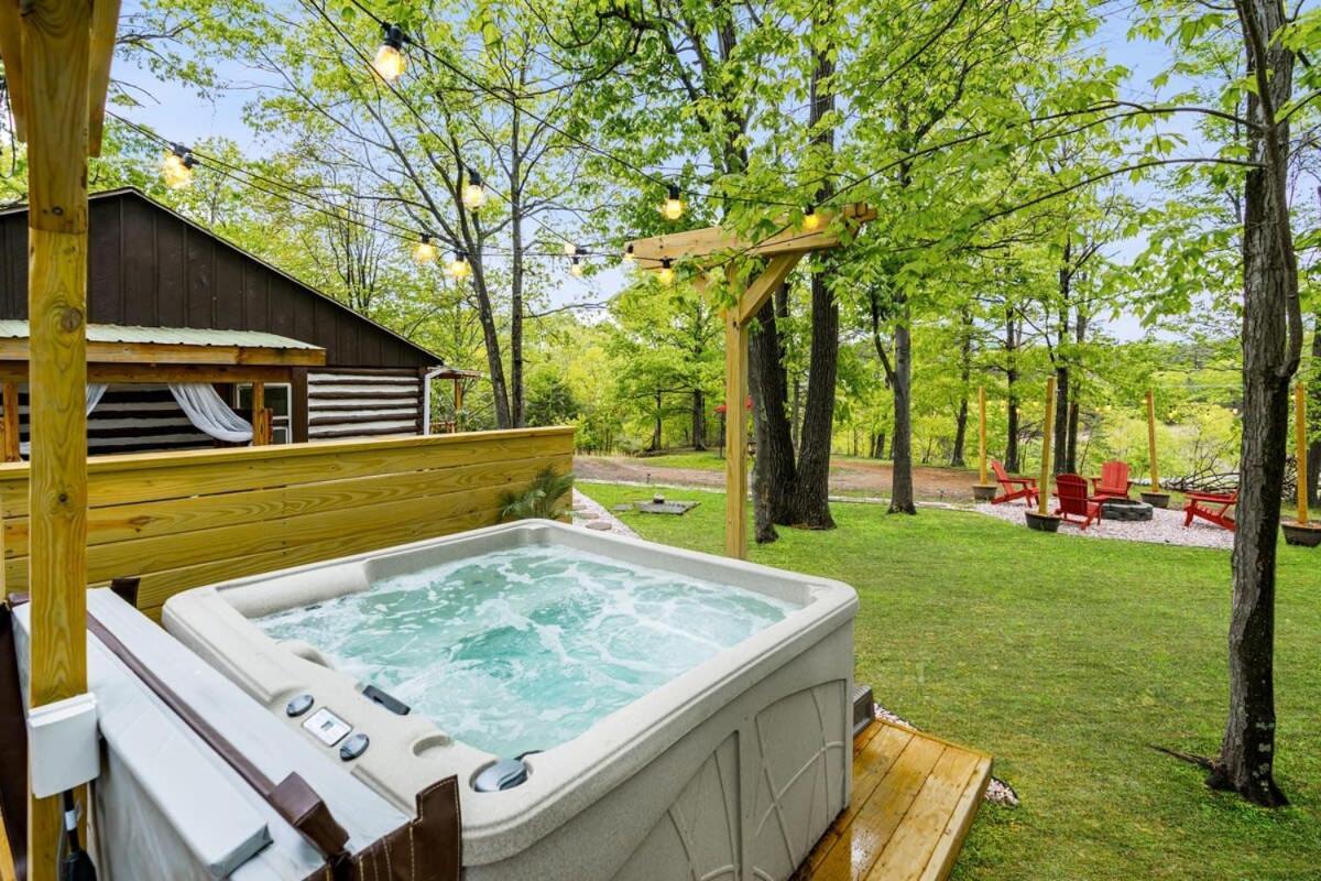 Modernized Log Cabin W Hot Tub Fire Pit & Views เบิร์กลีย์สปริงส์ ภายนอก รูปภาพ