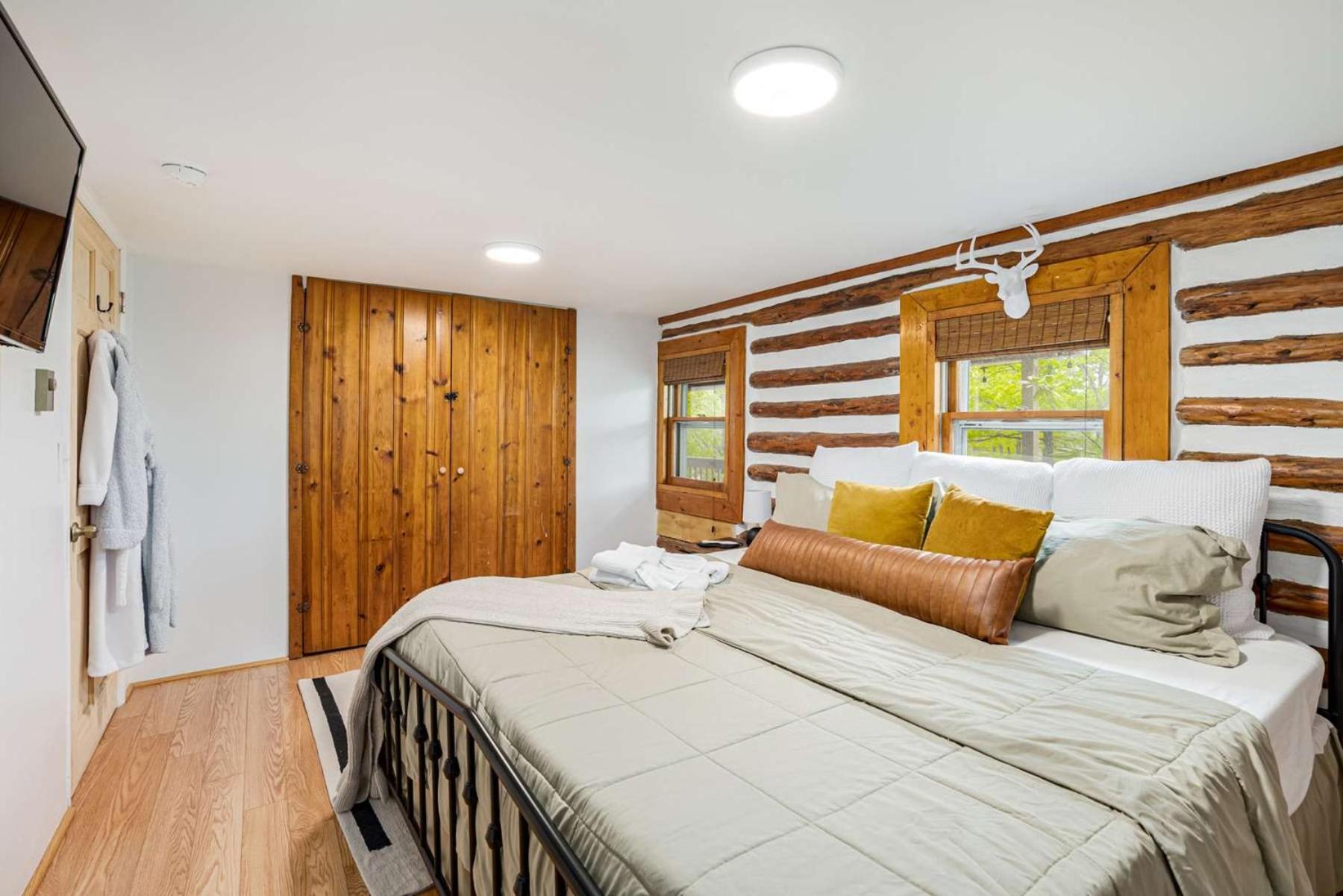 Modernized Log Cabin W Hot Tub Fire Pit & Views เบิร์กลีย์สปริงส์ ภายนอก รูปภาพ