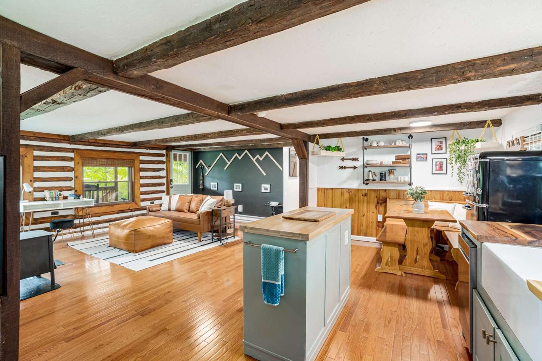 Modernized Log Cabin W Hot Tub Fire Pit & Views เบิร์กลีย์สปริงส์ ภายนอก รูปภาพ
