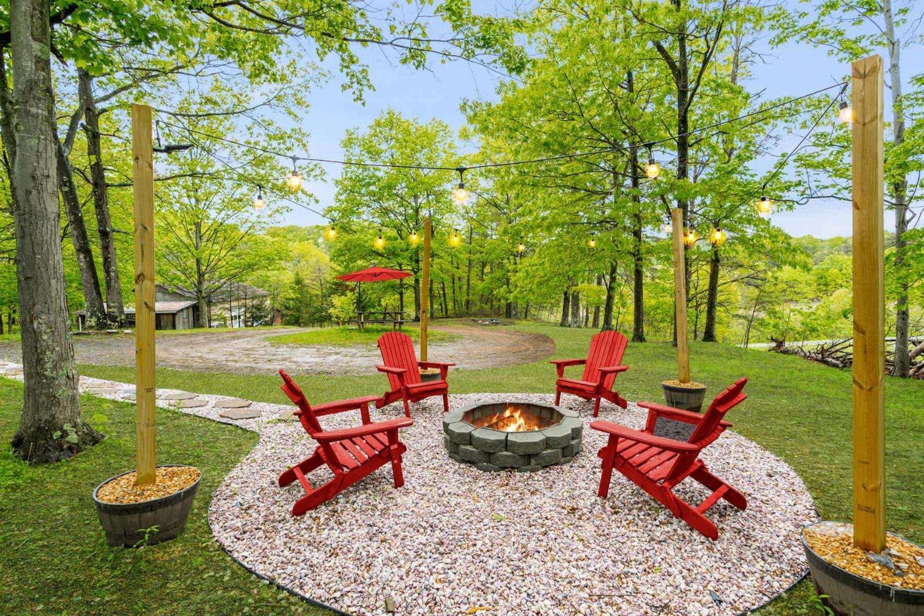 Modernized Log Cabin W Hot Tub Fire Pit & Views เบิร์กลีย์สปริงส์ ภายนอก รูปภาพ