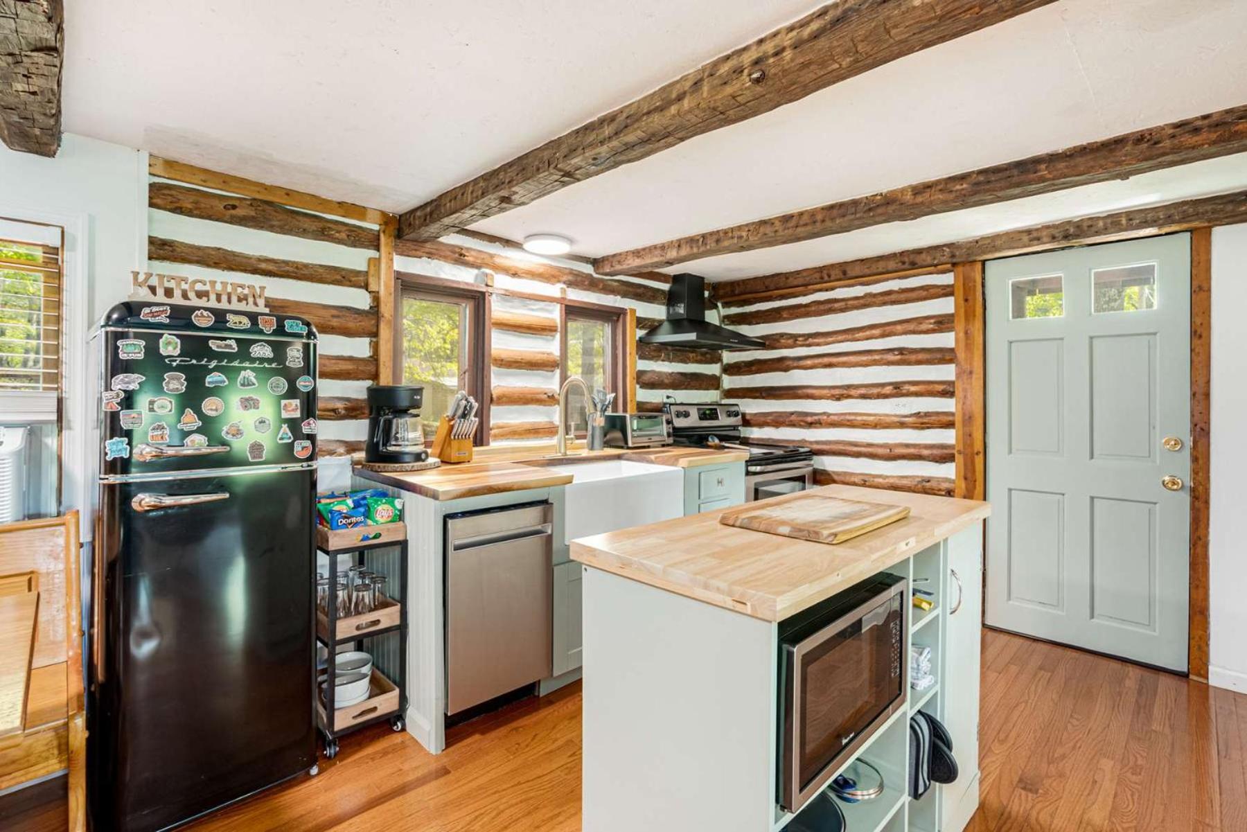 Modernized Log Cabin W Hot Tub Fire Pit & Views เบิร์กลีย์สปริงส์ ภายนอก รูปภาพ