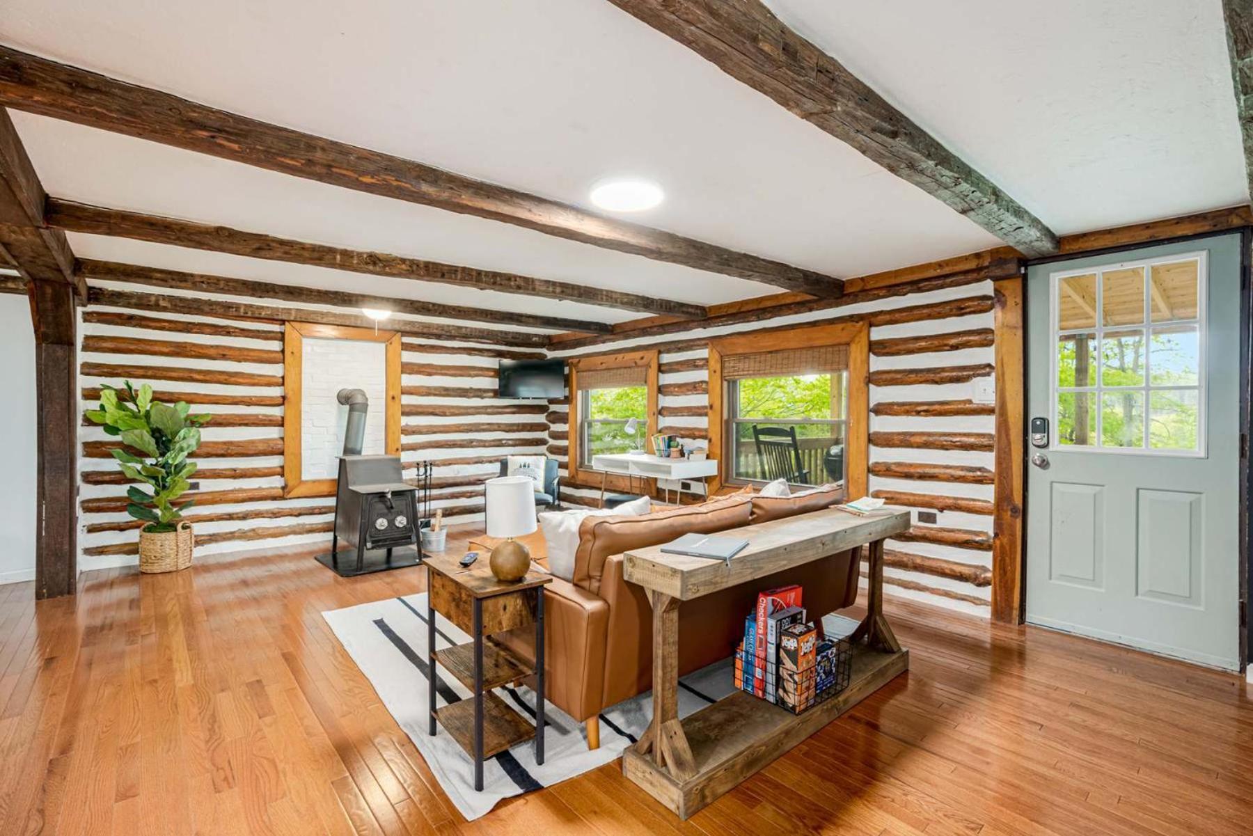 Modernized Log Cabin W Hot Tub Fire Pit & Views เบิร์กลีย์สปริงส์ ภายนอก รูปภาพ