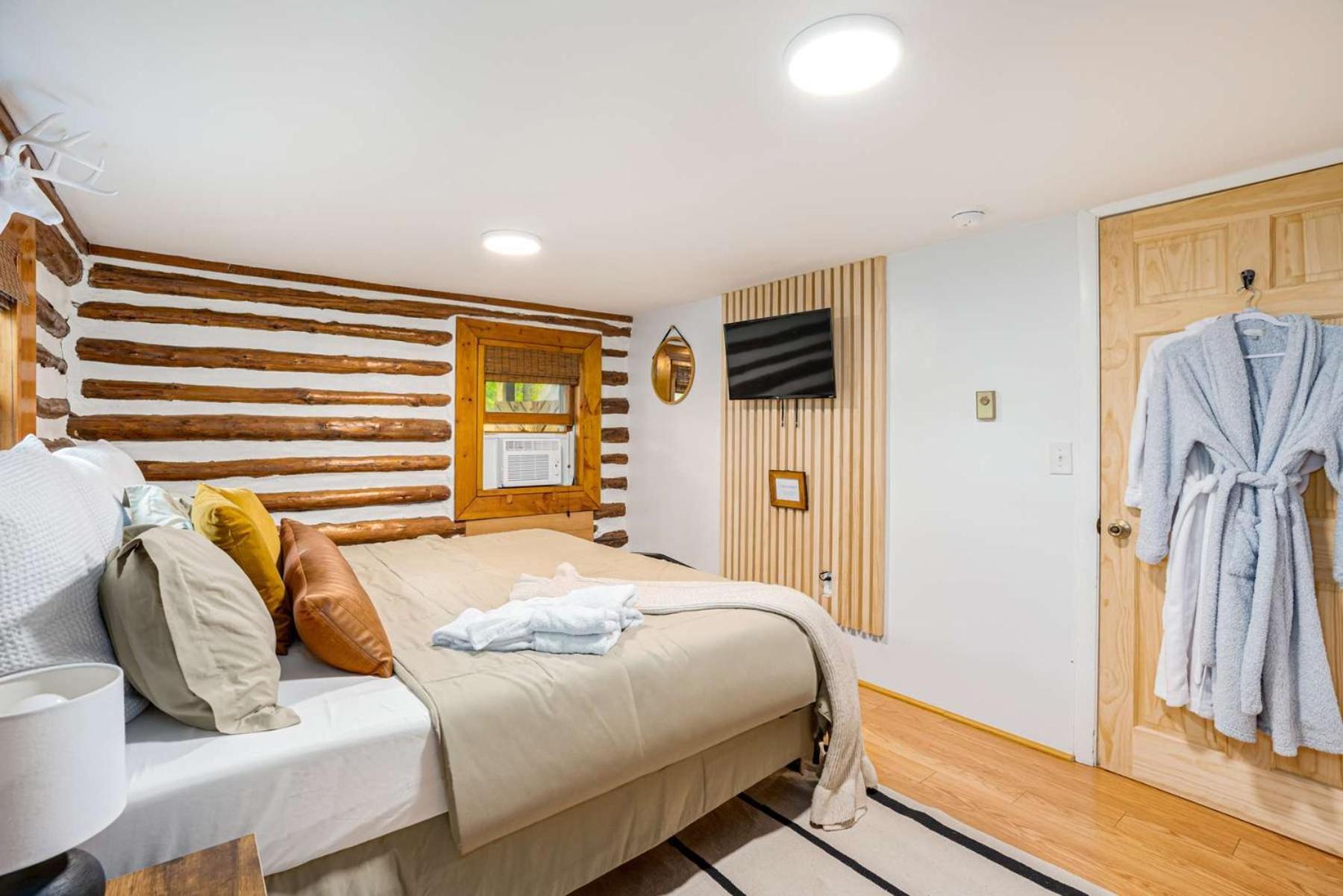 Modernized Log Cabin W Hot Tub Fire Pit & Views เบิร์กลีย์สปริงส์ ภายนอก รูปภาพ