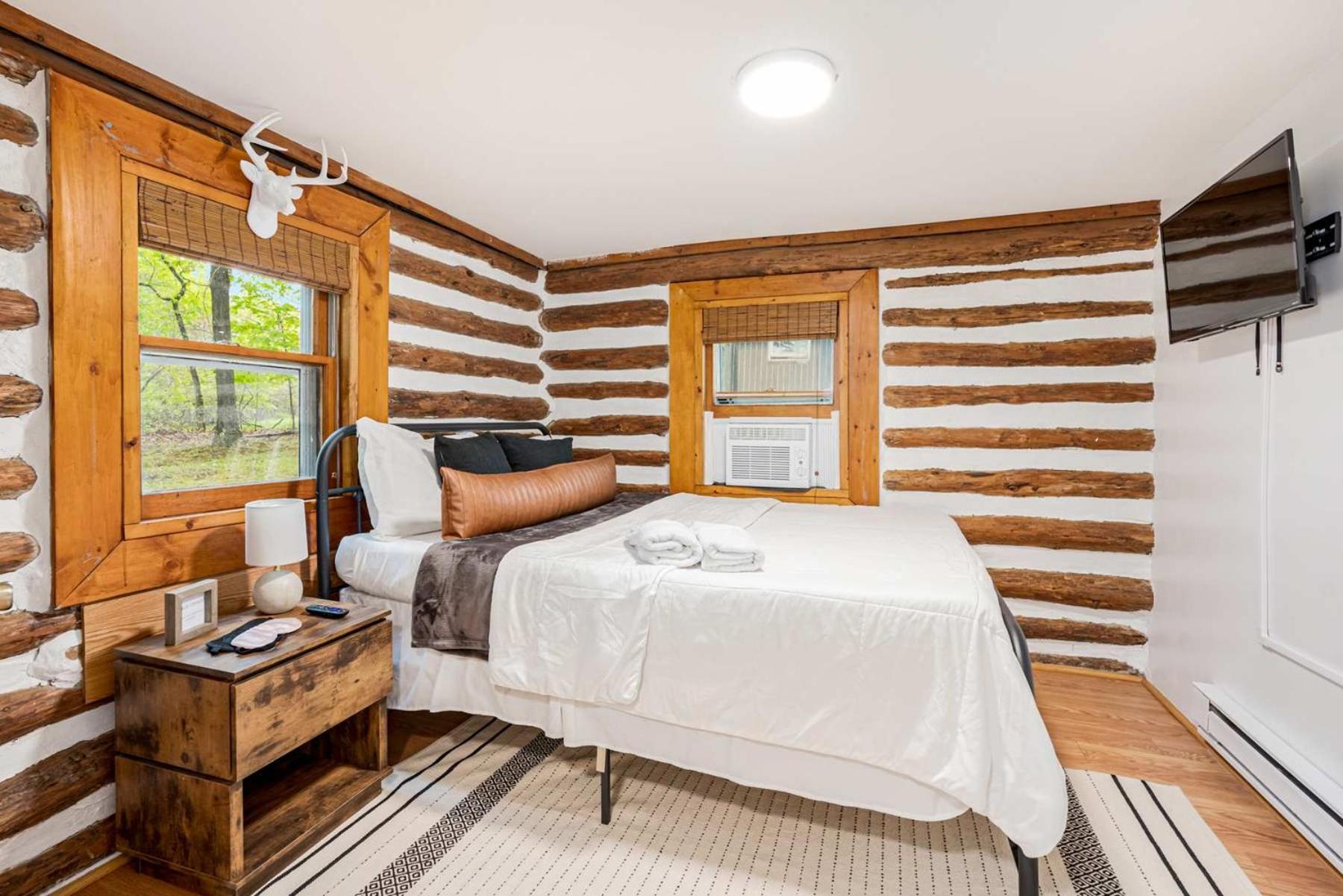 Modernized Log Cabin W Hot Tub Fire Pit & Views เบิร์กลีย์สปริงส์ ภายนอก รูปภาพ