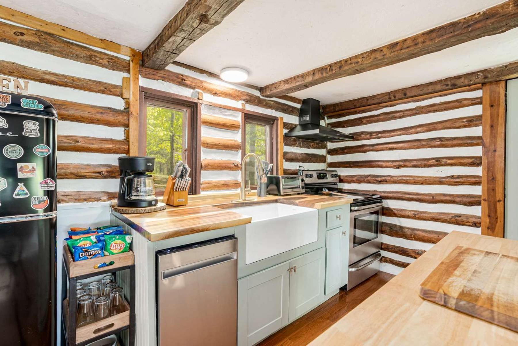 Modernized Log Cabin W Hot Tub Fire Pit & Views เบิร์กลีย์สปริงส์ ภายนอก รูปภาพ