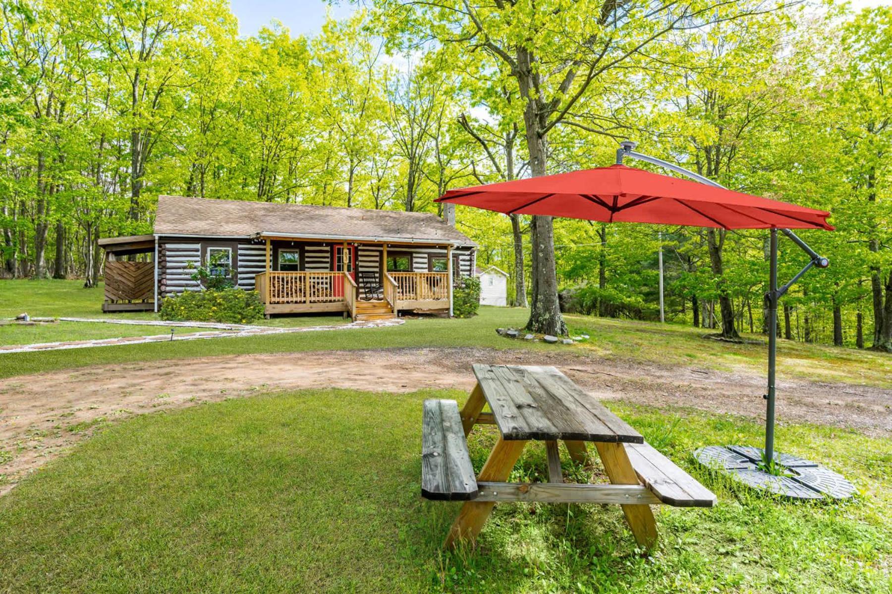 Modernized Log Cabin W Hot Tub Fire Pit & Views เบิร์กลีย์สปริงส์ ภายนอก รูปภาพ